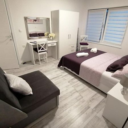 Apartman Lidija Dinjiška Buitenkant foto