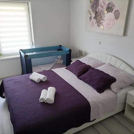 Apartman Lidija Dinjiška Buitenkant foto