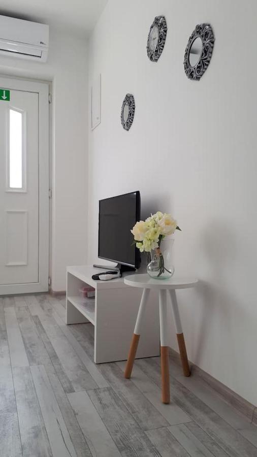 Apartman Lidija Dinjiška Buitenkant foto