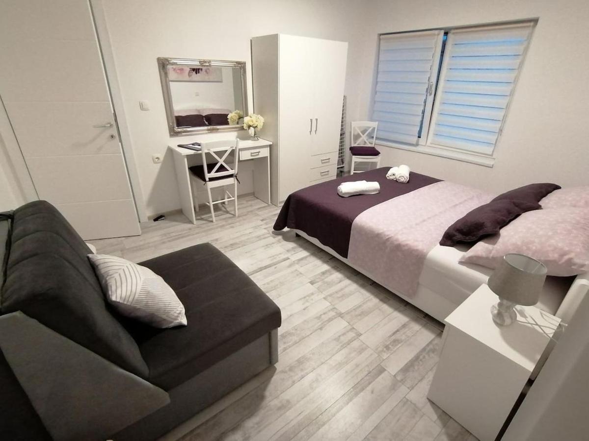 Apartman Lidija Dinjiška Buitenkant foto