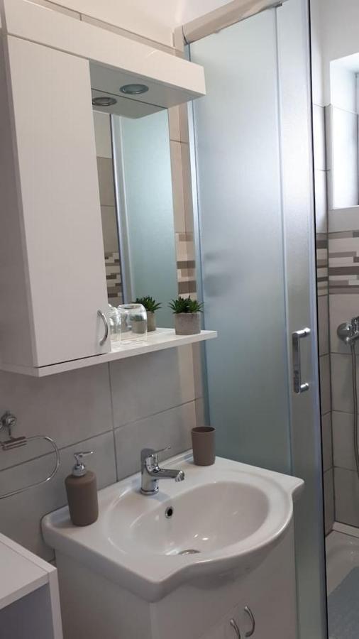 Apartman Lidija Dinjiška Buitenkant foto