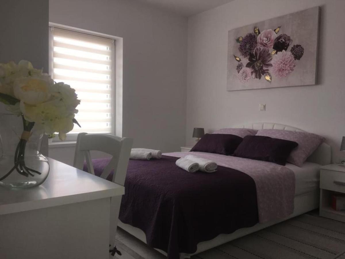 Apartman Lidija Dinjiška Buitenkant foto