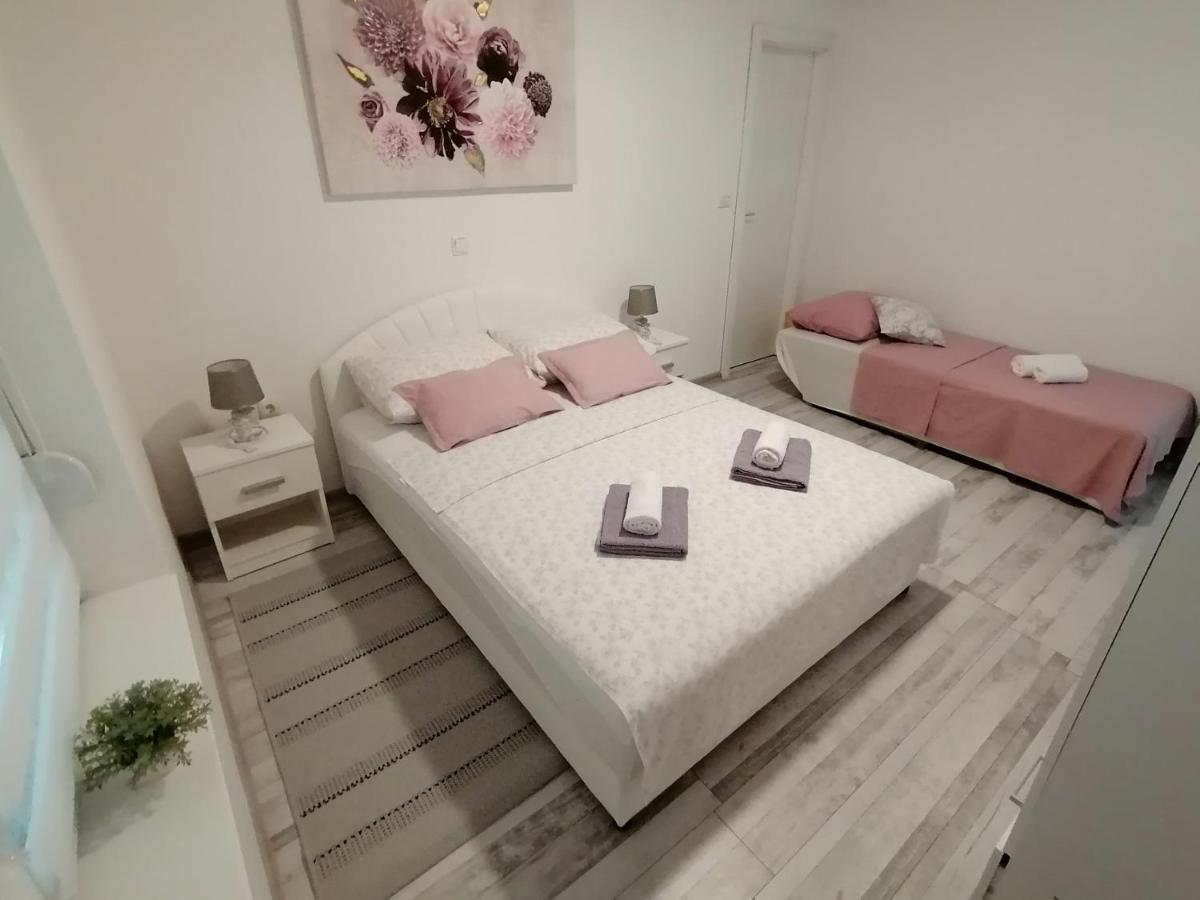 Apartman Lidija Dinjiška Buitenkant foto