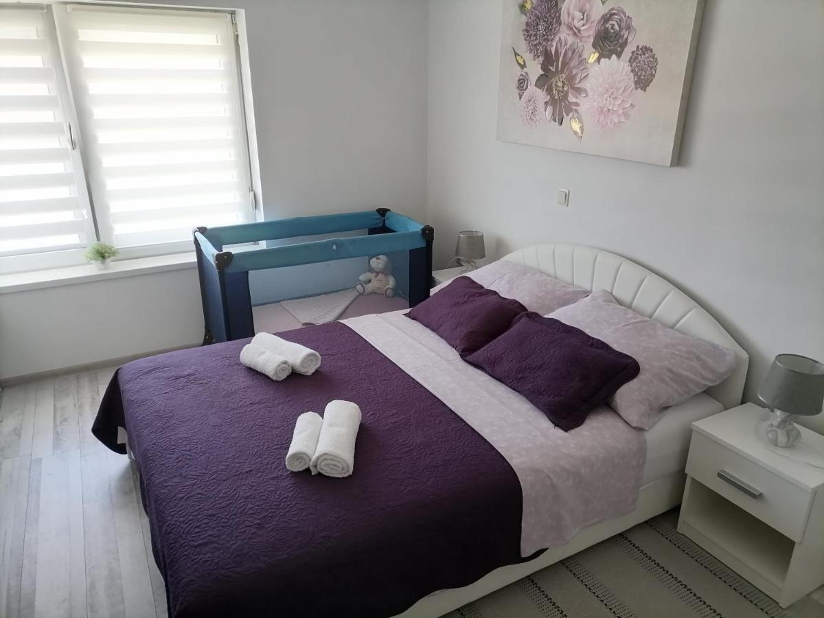 Apartman Lidija Dinjiška Buitenkant foto