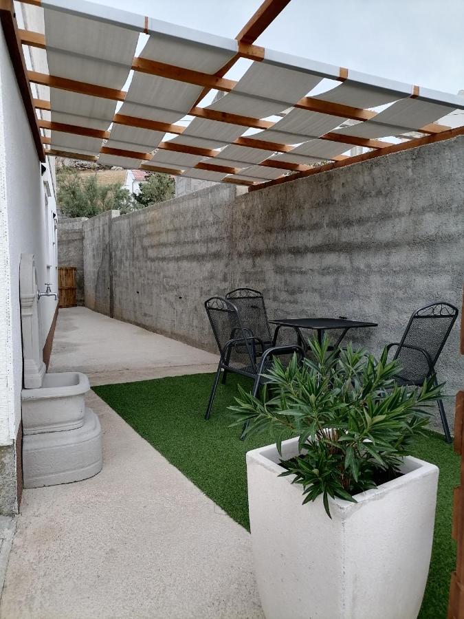 Apartman Lidija Dinjiška Buitenkant foto